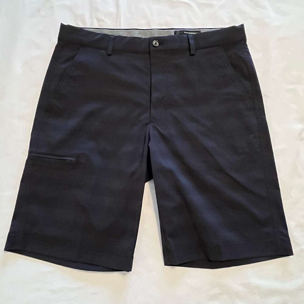 Navy Blue Greg Norman Men's  Casual Shorts. Size 32